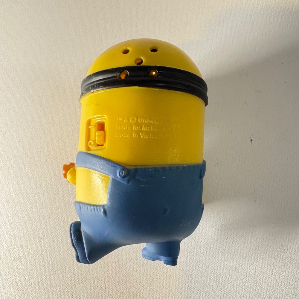 McDonalds Minions Happy Meal 2015 Guitar Strumming Stuart Toy Figure Yellow Blue - Picture 3 of 4